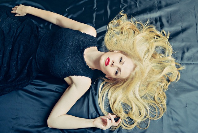 žena leží
