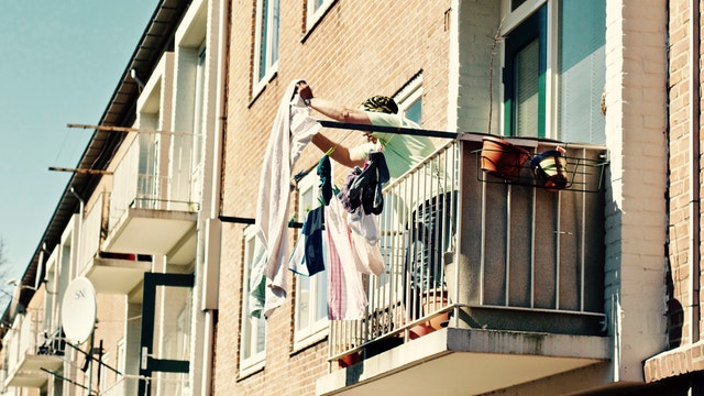 Výhľad z balkóna, hora, jazero, príroda, šálok kávy